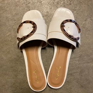 White sandals with tortoise
